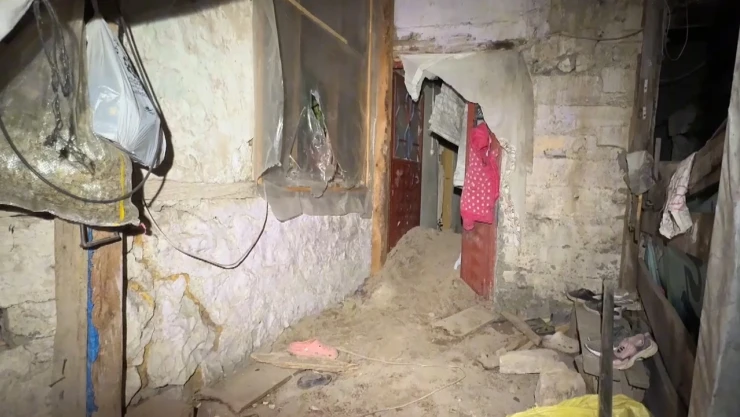 Toprak evin enkazından yaralıları çıkaran mahalle sakini yaşadıklarını anlattı