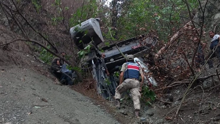 Toprak kaymasıyla uçuruma yuvarlanan kepçenin operatörü öldü