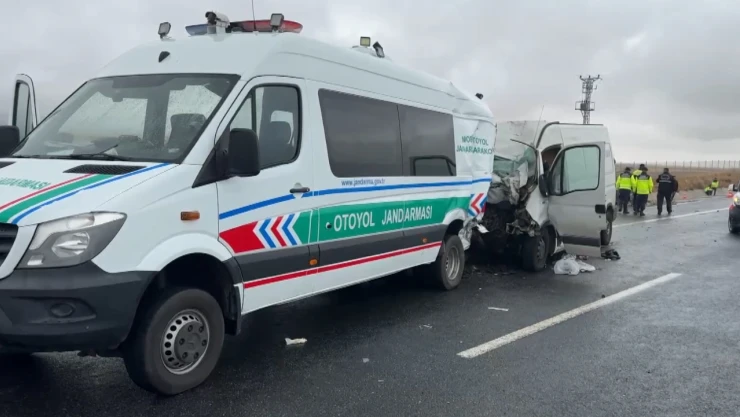 Trafik kazasında 2 asker şehit oldu, 1 kişi öldü
