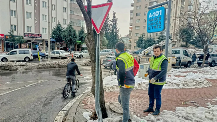Trafik levha ve işaretçileri yenileniyor