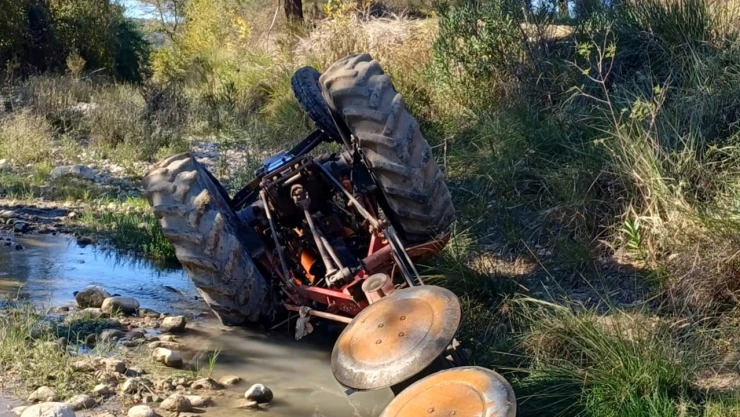 Traktörün altında kalan sürücü feci şekilde can verdi