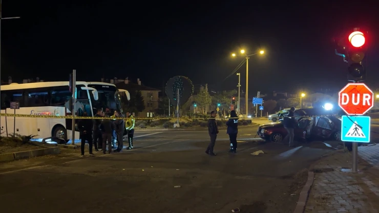 Tur otobüsü ile çarpışan otomobilde 2 kişi öldü, 3 kişi yaralandı