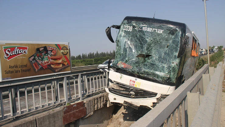 Tur otobüsü köprü bariyerleri arasında sıkıştı