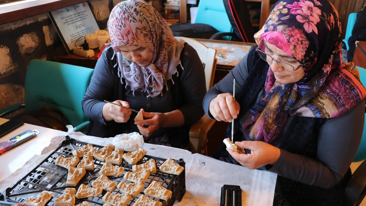 Turistler kadınların el emeği ürünlerine de ilgi gösteriyor
