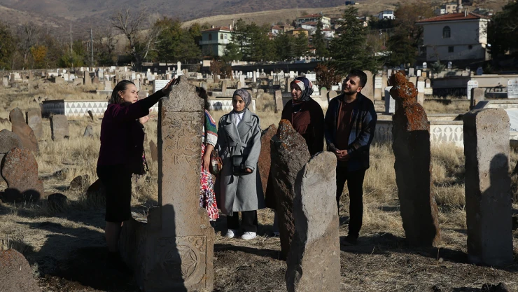 Türk boyları ve Osmanlı dönemi bezemeli mezar taşları belgelendi
