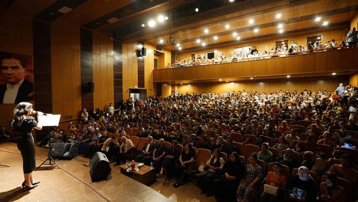 Türk Halk Müziği Korosu söyledi, müzikseverler eşlik etti