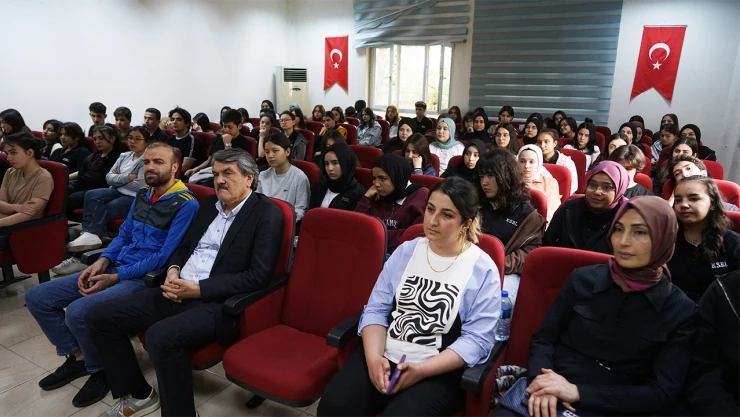 Türk ve Dünya Edebiyatı liselere konuk oluyor