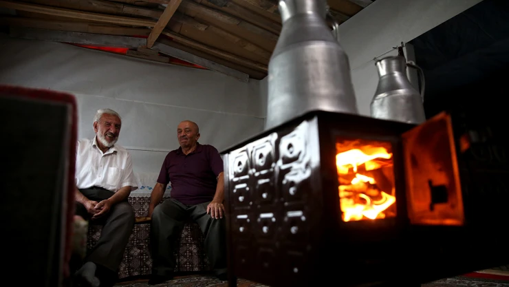 Türkiye'de sıcak hava etkili olurken onlar soba yakıp ısındılar