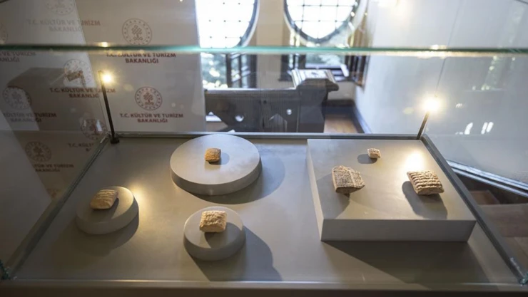 Türkiye, Irak'a ait 6 çivi yazılı kil tableti törenle iade etti