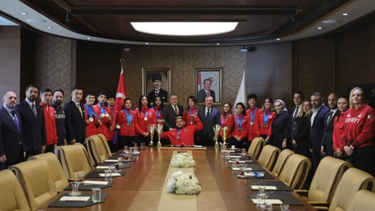 Türkiye'nin gururu milli sporcular Bakan Bak ile buluştu
