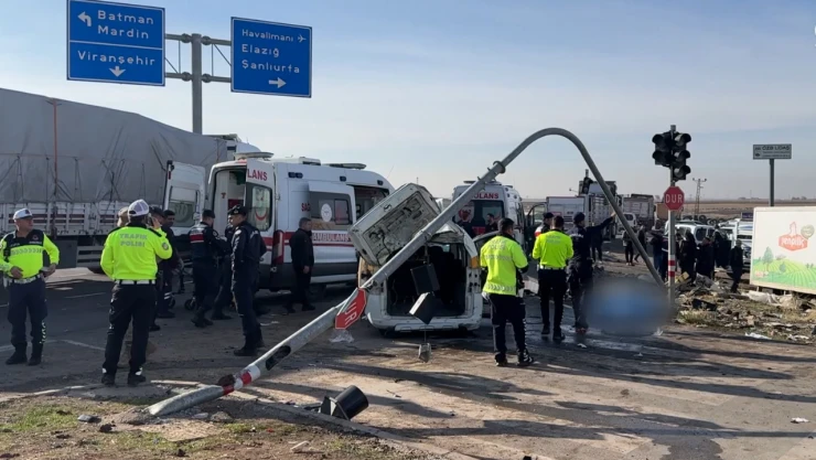 Üç aracın karıştığı trafik kazasında 2 kişi öldü, 3 kişi yaralandı