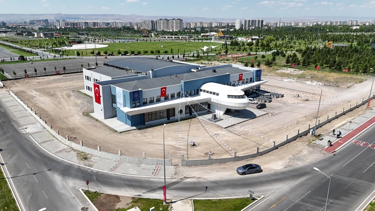Uçağı andıran mimarisiyle dikkati çeken uzay ve havacılık lisesi tanıtıldı