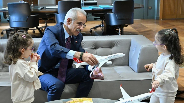 Uçak görünce mutlu olan Erva ve Zümra hayallerine kavuştu