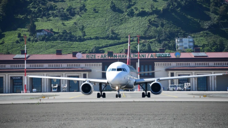 Uçaklarda yolculara ücretsiz su, zorunlu oluyor