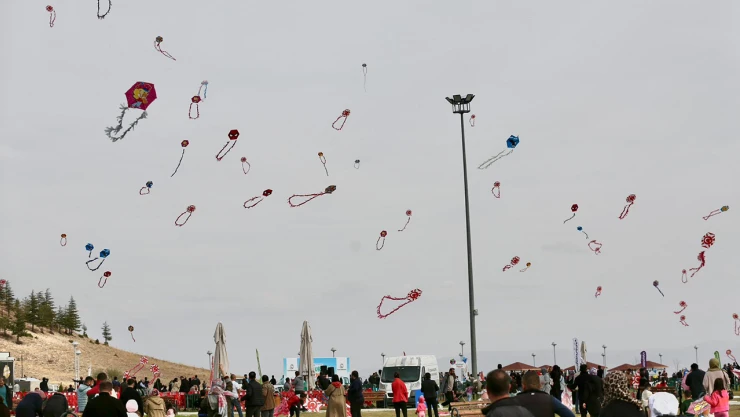 Uçurtmalar gökyüzünü renklendirdi