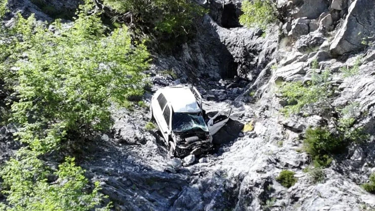 Uçuruma devrilen otomobildeki 1 kişi öldü, 1 kişi yaralandı