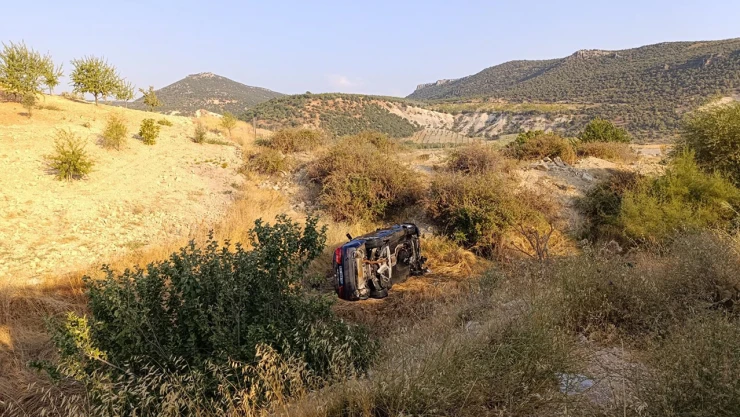 Uçuruma yuvarlanan araçta 1'i bebek 3 kişi yaralandı