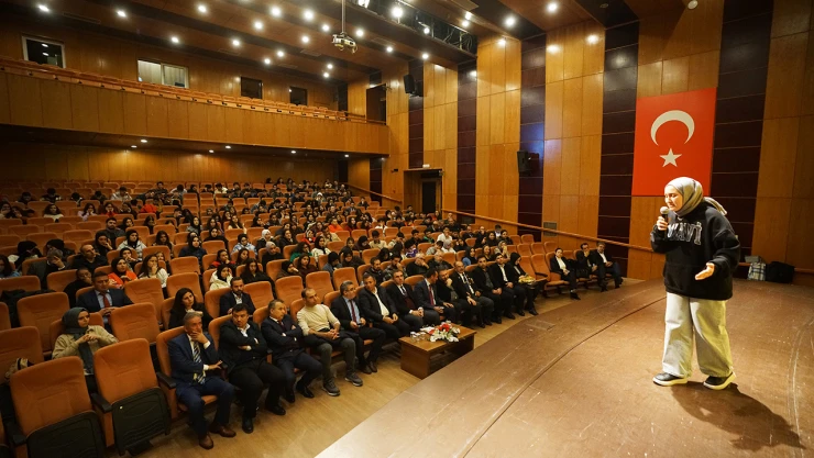 Uluslararası kültür etkinliğinde, şiir şöleni