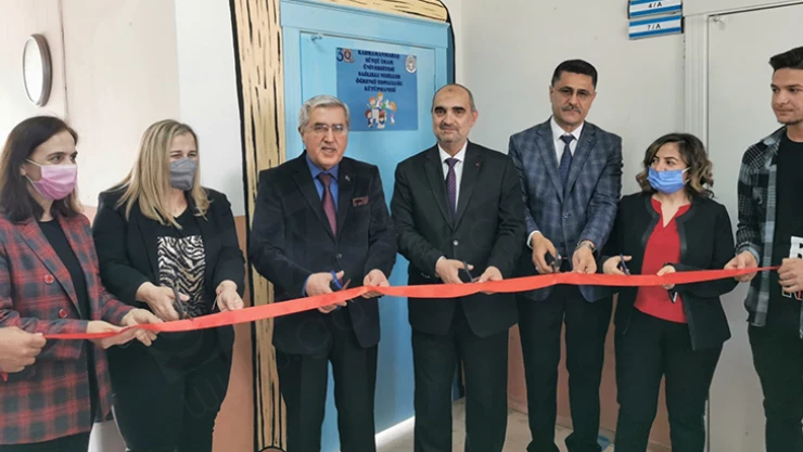 Üniversite öğrencileri, Altınova Şehit Bayram Demirci İlkokulunda kütüphane açtı