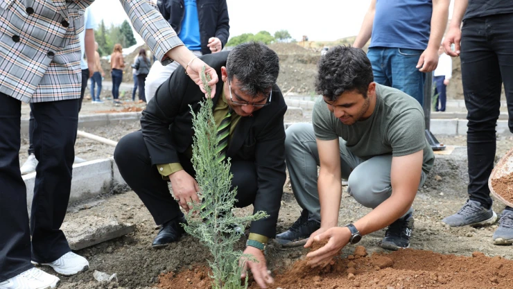 Üniversite öğrencilerinin fidanları toprakla buluştu