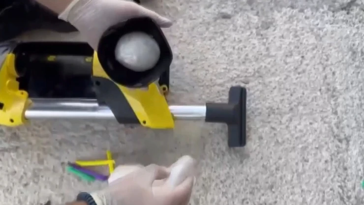 Uyuşturucuları süpürgeye sakladılar