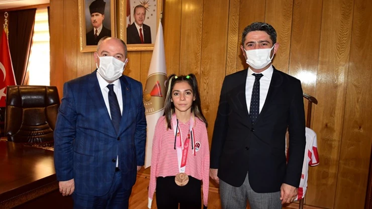 Vali Coşkun, milli sporcu Sevilay Öztürk'ü misafir etti