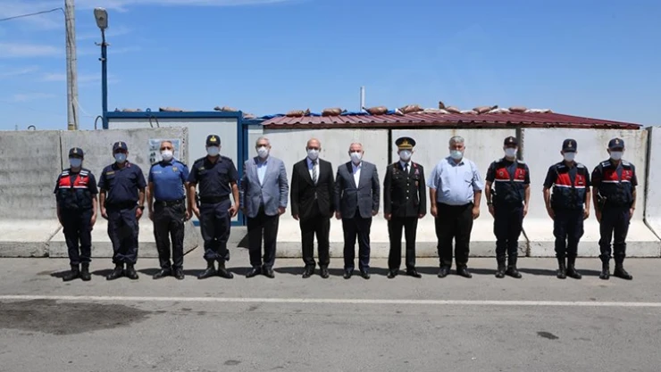 Vali Coşkun, önce kolluk küvetlerini ziyaret etti daha sonra huzurevi sakinleri ile görüntülü görüştü