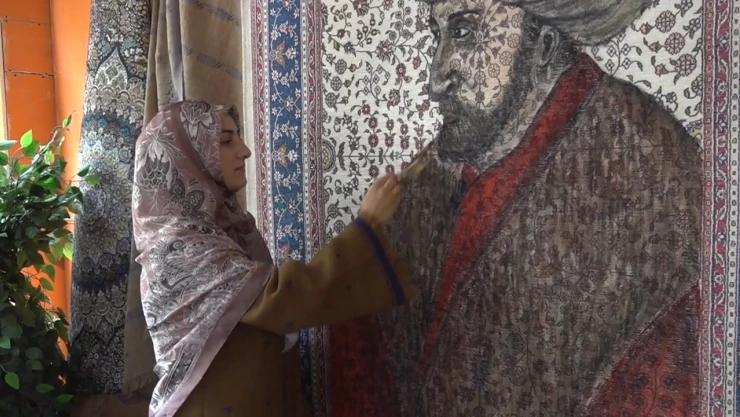 Video izleyerek başladığı el sanatında tarihi figürleri halıya resmediyor