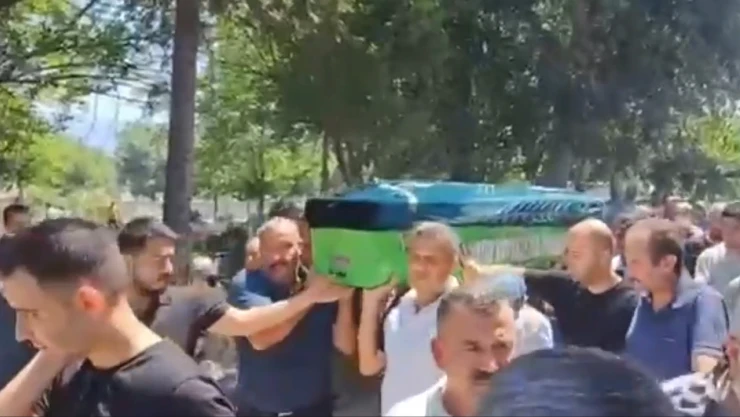 Vinçten düşen demirin altında kalan işçi öldü