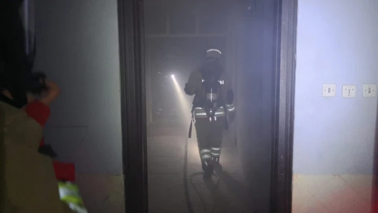 Yangın çıkan evde dumandan etkilenen kişi hastaneye kaldırıldı