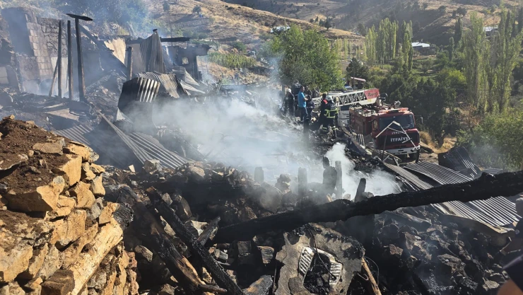 Yangın nedeniyle çöken evdeki 2 kişi hayatını kaybetti