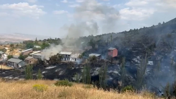 Yangında 5 ev kullanılamaz hale geldi