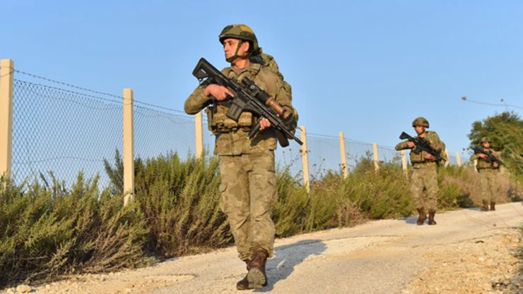 Yasa dışı geçiş yapan 17 kişi yakalandı