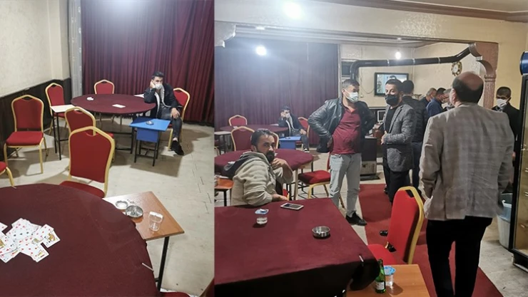 Yasakları ihlal edip iskambil oynayan 17 kişiye para cezası