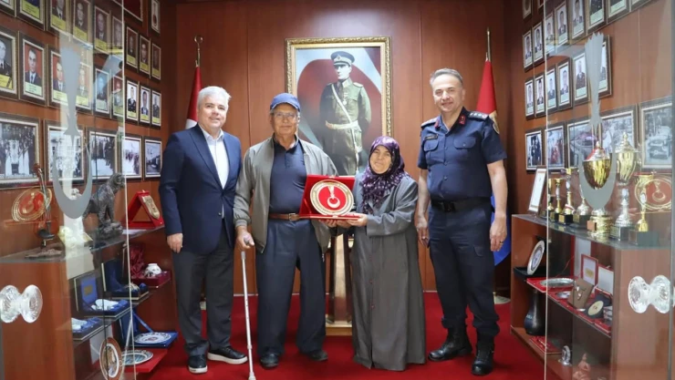 Yaşlı çift, arazilerini jandarmaya bağışladı