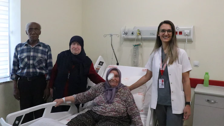Yaşlı kadının istemsiz akan gözyaşı tedaviyle dindi