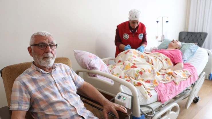 Yatalak ve konuşamayan eşine 10 yıldır gözü gibi bakıyor