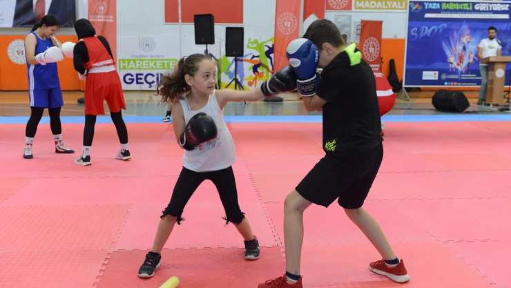 Yaz spor okulları Kahramanmaraş'ta görsel şölenle başladı