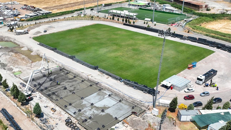 Yeni futbol sahasının çim ekimi çalışmaları tamamlandı
