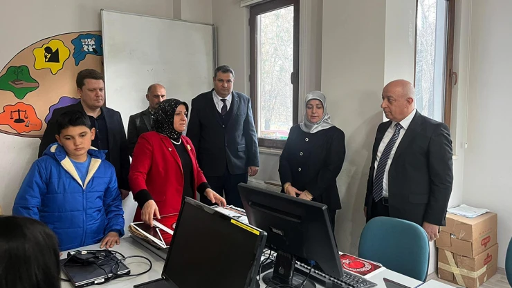 Yetim Koordinasyon Merkezine kitap bağışında bulundular