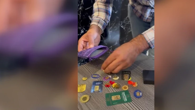 Yıkamacı, halı arasında bulduğu altınları sahibine teslim etti