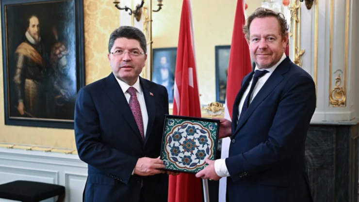 Yıllar önce Türkiye'den çalınan Çini Karo teslim edildi