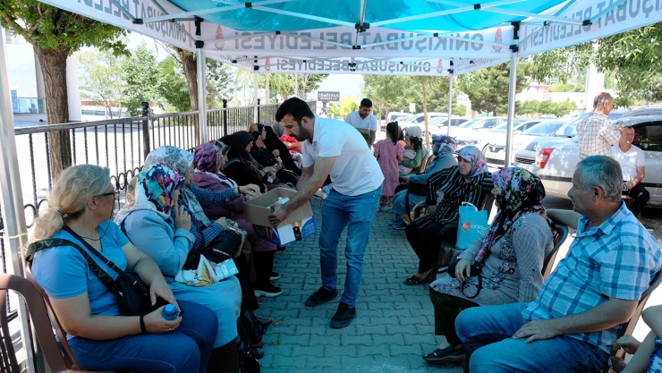 YKS'ye giren öğrencileri, ailelerin heyecanlı bekleyişi!