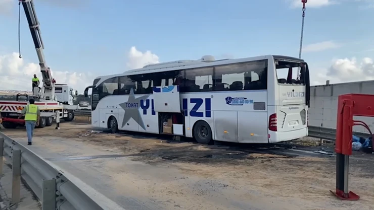 Yolcu otobüsü bariyerlere çarptı, 3 kişi öldü, 20 kişi yaralandı