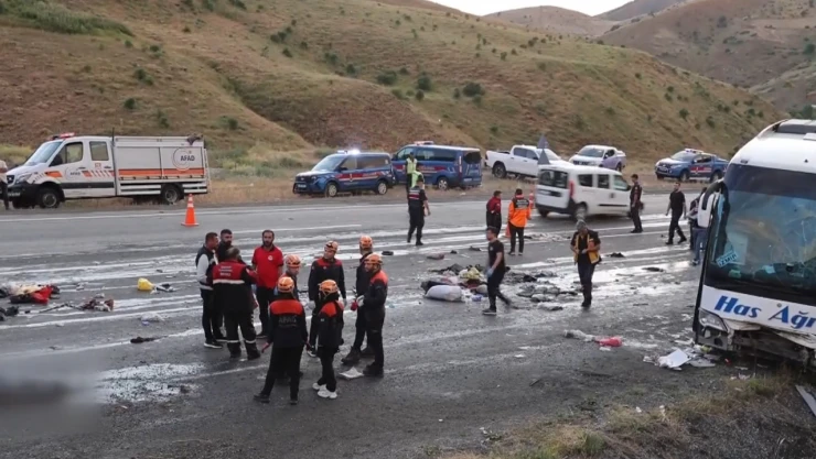 Yolcu otobüsü dağın yamacına çarptı, 4 kişi öldü, 33 kişi yaralandı