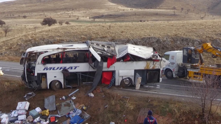 Yolcu otobüsü devrildi, 2 kişi öldü, 21 kişi yaralandı