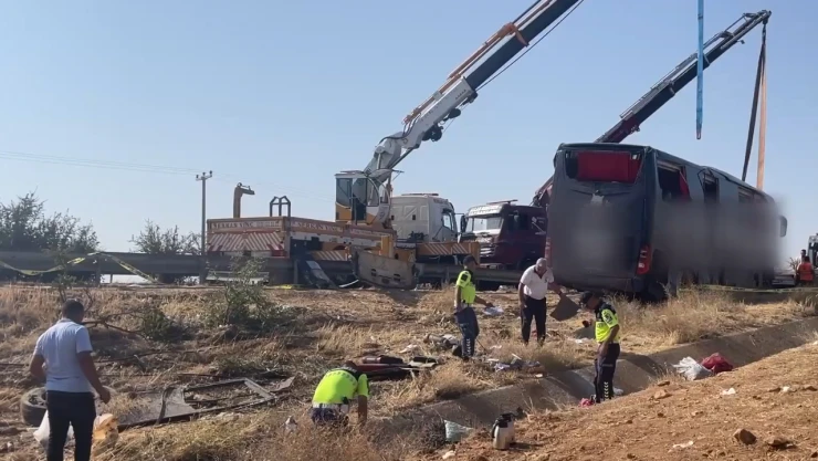 Yolcu otobüsü devrildi! Ortalık savaş alanına döndü