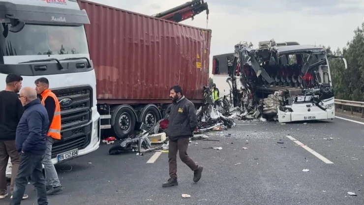Yolcu otobüsü tıra çarptı! 7 ölü 11 yaralı