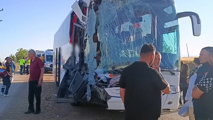 Yolcu otobüsü tıra çarptı, 9 kişi yaralandı