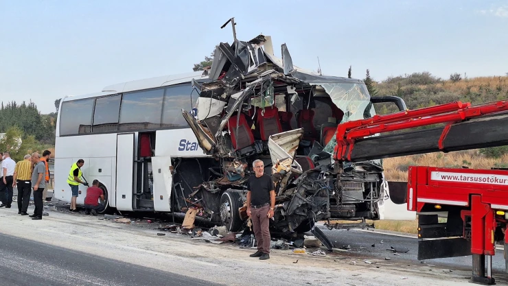 Yolcu otobüsü tıra çarptı! 9 kişi yaralandı